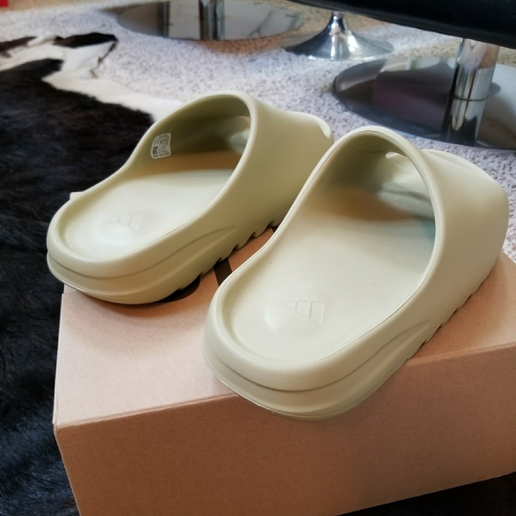 Yeezy Slide Resin Color Size 9